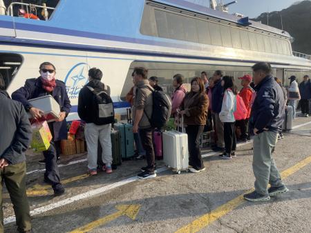 春假第一天青帆碼頭人聲鼎沸　湧現搭船人潮