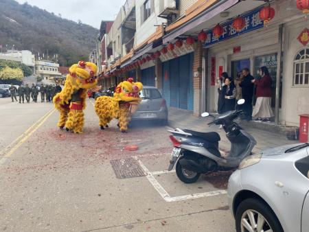 北高守備大隊大年初一於塘岐迎賓館前舉辦軍民團拜，隨後舞獅踩街拜年，軍民互道祝福迎馬年。（圖/文鄭禮頤）
