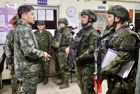 陸軍東引地區指揮部指揮官馮少毅致贈春節紅包慰勉留守官兵，肯定弟兄姊妹落實「戰備無假期」要求，確保春節期間防區安全無虞，讓國人安心過好年。（圖︰東引指揮部）