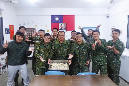 包元寶活動官兵合影。
