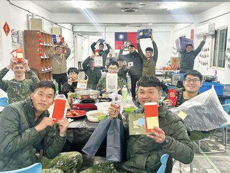 除夕團康摸獎活動合影。