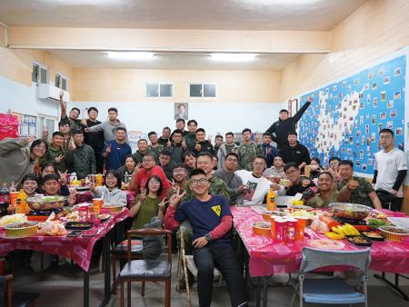 除夕圍爐活動慶佳節。