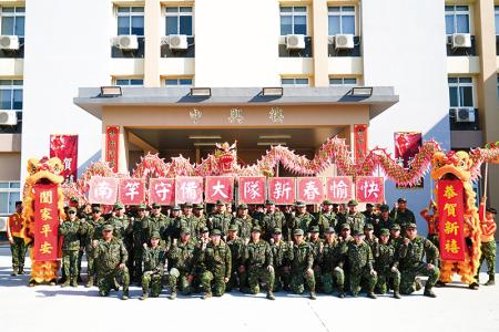 揭牌儀式後全體官兵合影。