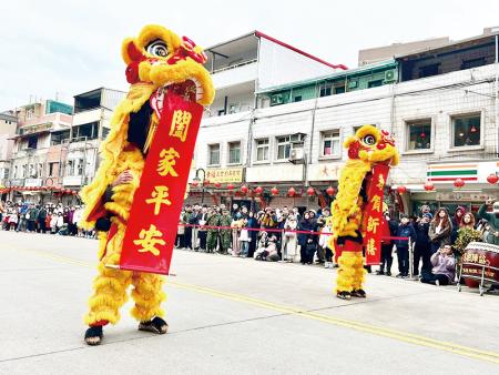 雲臺舞獅隊春節遊藝表演。