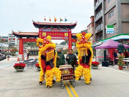 舞獅隊員與老師合影留念。