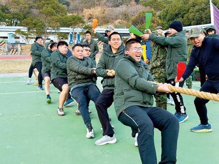 於拔河比賽決賽過程。