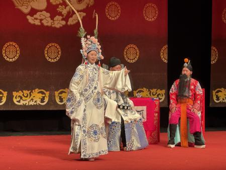 國光劇團演員、「東引女兒」林庭瑜、林昱慈姊妹花，此次回鄉助陣芹壁素人京劇演出，為舞台注入專業能量，也讓在地演出更添看點。（圖：縣府）