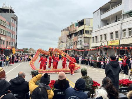 縣府舉辦新春團拜遊藝，縣長王忠銘、馬防部指揮官尹昌榮等人向鄉親賀年。（圖／文：馮紹夫）