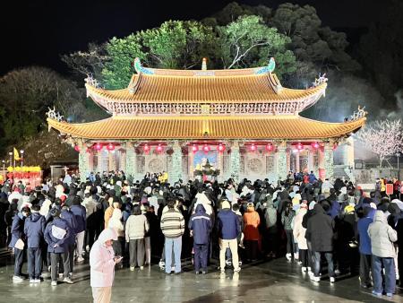 馬祖境天后宮迎接農曆新年，800枚馬年紀念幣發送一空。（圖／文：馮紹夫）