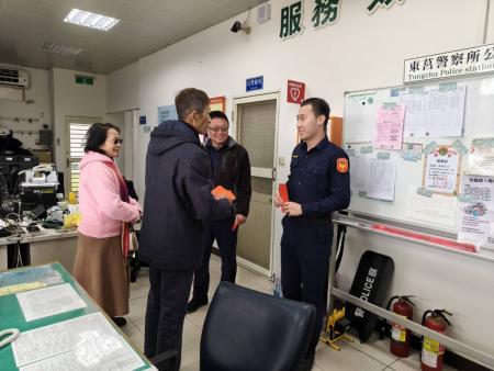 春節守崗不打烊，陳樂禮慰勉消防、警察、岸巡等值勤夥伴。（圖／文：蔡夢玲）