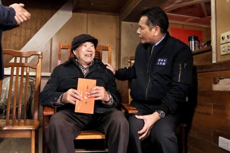 清水村陳鶯金91大壽（上圖）、復興村曹佬福（中圖）及介壽村曹金俤（下圖）90大壽；縣長王忠銘等人登門送上最暖心的祝福。（圖／文：王致潔）