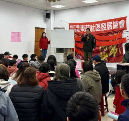 東莒大年初一紅包賓果現場熱鬧滾滾，得獎鄉親笑著領走新春第一份幸運。（圖／文：蔡夢玲）