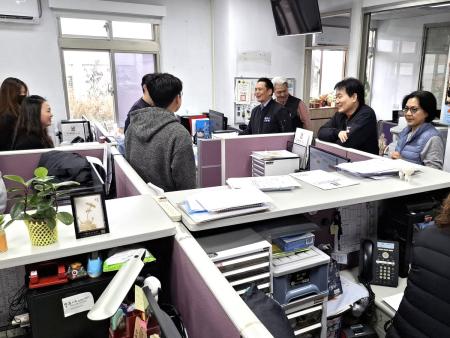 新春開工，王忠銘率團隊向縣府同仁拜年，期許馬力全開再創佳績。（圖：縣府）