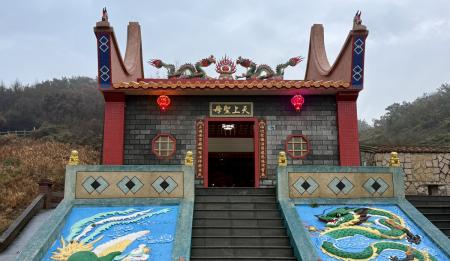 東莒福正境天上聖母廟正月初八舉行擺暝祭典，廟方備妥供桌與祭品，並迎請境內白馬尊王作客，為馬祖今年擺暝活動熱鬧揭序。（圖／文：蔡夢玲）