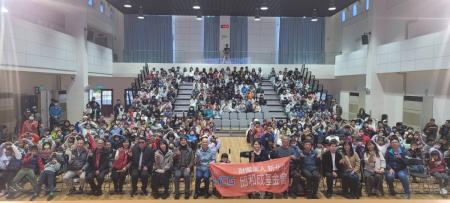 生命鬥士暨音樂天使廖庭澔、蕭琮祐與陳奕涵為馬祖帶來洋溢愛與感恩的音樂饗宴，以動人旋律與勵志生命故事啟發在場師生。（圖：王致潔、教育處）