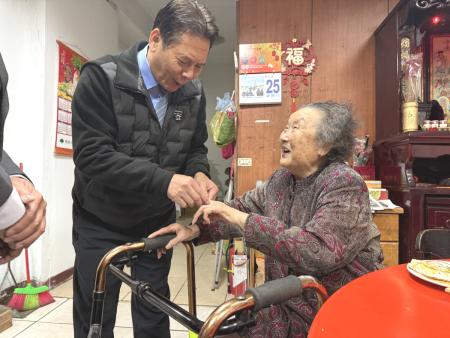 仁愛村李要金女士歡慶91歲壽辰，縣長王忠銘偕同代理秘書長陳明傑及南竿鄉長林志東等人到府賀壽、關懷生活近況。（圖／文：王致潔）