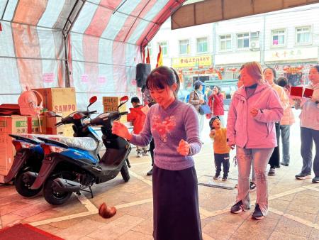 山隴境白馬尊王廟求發財金+金牌　擲筊試手氣