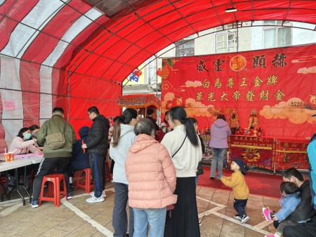 山隴境白馬尊王廟筊杯求開運發財鎮宅平安金活動昨天在山隴廣場舉行。（圖／文：馮紹夫）
