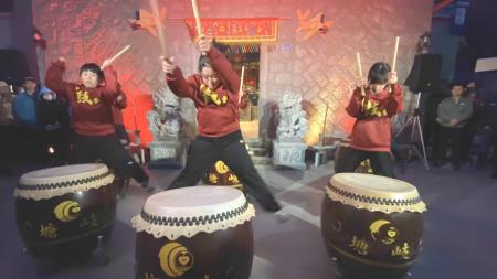 縣長王忠銘與各界來賓共同啟動點燈裝置，主燈亮起後煙火齊放，璀璨光芒映照芹壁夜空，為115年北竿元宵系列活動揭開序幕。（圖／文：鄭禮頤）