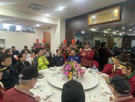 馬祖擺暝祭祀大典依循古禮舉行，主祭官率陪祭人員上香祈福；隨後舉辦食福宴，各村境宮廟與各界齊聚，共祈豐年平安。(圖/文鄭禮頤)