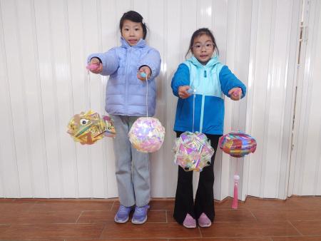 金板境天后宮今年繼續發放小提燈，總類超過10種，包括星星、黃魚、鳳梨、花朵等，點燈時發出七彩繽紛亮光，十分討喜。（圖：金板境天后宮）