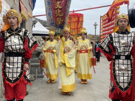 馬祖擺暝祭祀大典依循古禮舉行，主祭官率陪祭人員上香祈福；隨後舉辦食福宴，各村境宮廟與各界齊聚，共祈豐年平安。（圖／文：鄭禮頤）