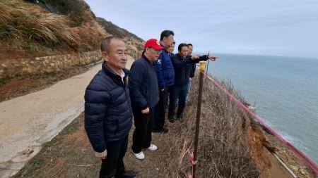 縣長王忠銘偕同立法委員陳雪生、議長張永江等前往大坵聯外道路工程施工連接側實地會勘。（圖：縣府）