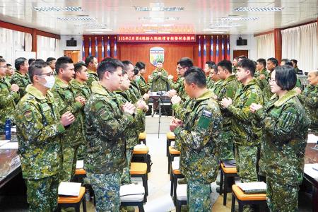 馬防部指揮官尹中將主持新春團拜。