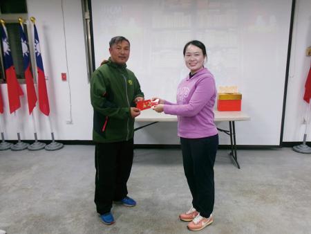 由營輔導長頒發摸彩獎項。