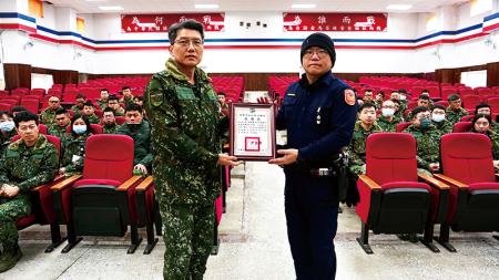 副主任致贈南竿警察所感謝狀。