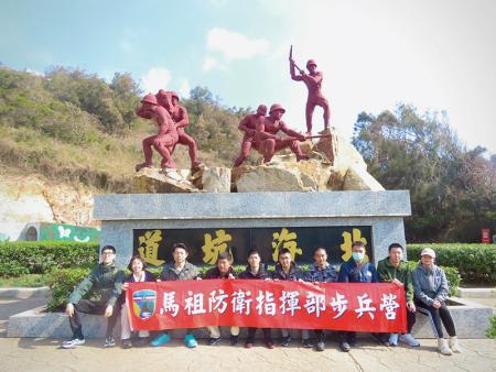 官兵於北海坑道合影。