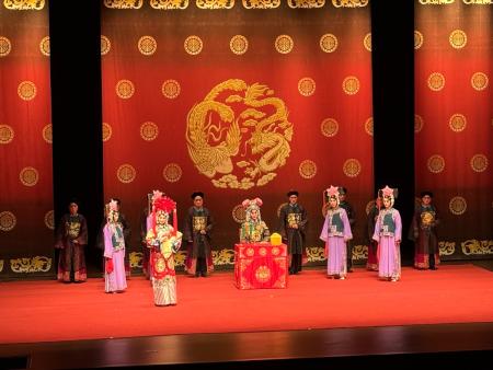 「與神同行．元帥點戲」京劇《四郎探母》於南竿精彩登場，縣長王忠銘與大批民眾共同到場觀賞，精湛演出引得全場掌聲雷動。（圖／文：王致潔）