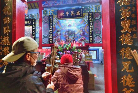 東引「十三暝」關帝廟擺暝登場，鄉親攜家帶眷上香參拜，祈求新年平安順遂。（圖／文：陳其敏）