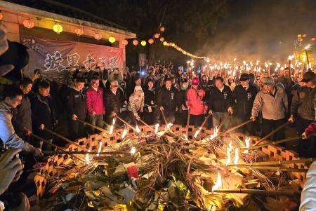 坂里燒馬糧熱鬧歡騰　馬祖擺暝掀高潮