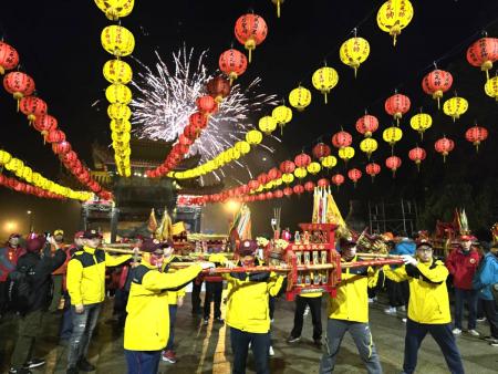 北竿坂里十三暝燒馬糧熱鬧登場，迎神遶境、煙火鑼鼓齊響，縣長王忠銘與各界貴賓共同引燃馬糧，家戶焚香膜拜、共享平安粥，為元宵盛會劃下圓滿句點。（圖／文：鄭禮頤）