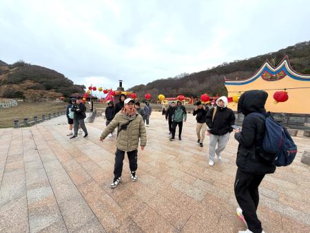 交旅局「老兵榮歸．戰地巡禮」軍事體驗前往北竿參訪。（圖：交旅局）