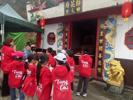 橋仔正月十四各宮廟開放祈福體驗，信眾擲筊、求籤、過火祈安，廟方解籤加持，展現濃厚信仰文化氛圍。（圖／文：鄭禮頤）