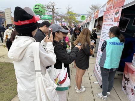 點亮嘉義遇見馬祖！2026台灣燈會「黃魚公車」驚艷亮相，限量好禮送不停。（圖：交旅局）