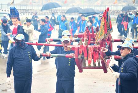 東引鄉白王爺三年一科巡香遶境盛大登場，鼓板隊以鏗鏘鼓聲為遶境活動增添熱鬧氣勢，場面熱鬧。（圖／文：陳其敏）