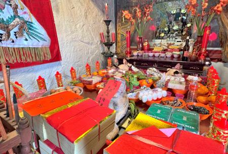 東引鄉元宵夜三座廟宇同步擺暝，香煙裊裊，鑼鼓與炮竹聲此起彼落，鄉親往來上香祈福，充滿節慶熱鬧氣氛。（圖／文：陳其敏）