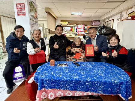 復興村曹嫩妹女士歡慶93歲壽辰，縣長王忠銘等人登門祝壽，關心其生活近況，並祝福她健康長壽、福壽綿延。（圖／文：王致潔）