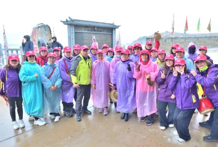 東引鄉長林德建致贈婦女、東引國中小鼓板隊帽子、手套