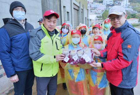 東引鄉長林德建致贈女子鼓板隊、東引國中小鼓板隊專屬帽子、保暖手套，感謝兩支鼓板隊為地方傳統宗教文化活動所付出的心力。（圖／文：陳其敏）