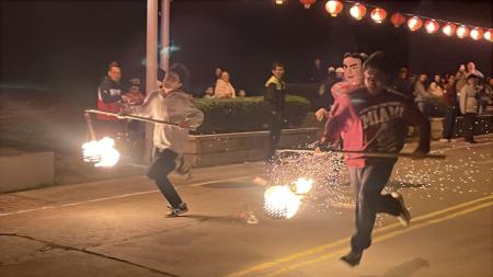 孩仔追火把　莒光獨有擺暝「跑火賽」官靖祐、陳凌肴奪冠