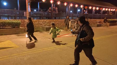 莒光獨有擺暝活動餘興節目「跑火賽」，讓西莒島的元宵節更添許多熱鬧氣氛。（圖／文：宋幸儒）