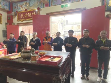元宵節縣長王忠銘、代理秘書長陳明傑等前往各境廟宇敬香，祈求眾神保佑馬祖來年平安順遂。（圖：鄭禮頤、縣府）