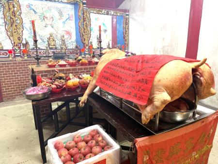 珠螺白馬尊王廟擺暝遶境登場，供品種類豐盛多樣。（圖／文：王致潔）