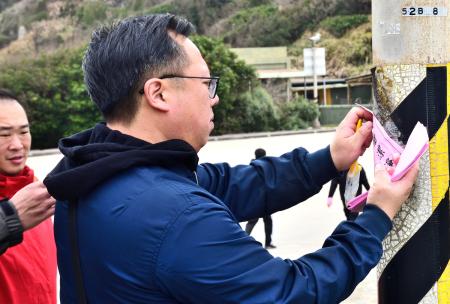 東引鄉盛大熱鬧的迎神遶境活動今天登場，「保長公」提前一天展開「清道」儀式，除煞清穢，沿途張貼「街衢潔淨」、「合境平安」告示，象徵神明祈福遶境正式揭開序幕。（圖／文：陳其敏）