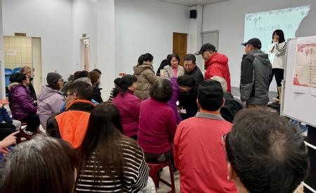 東莒文化促進協會元宵節舉辦猜燈謎活動，現場吸引鄉親到場同樂、一起動腦解題。（圖／文：蔡夢玲）