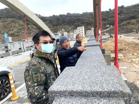 第十屆北竿硬地超級馬拉松賽前整備會議召開，交旅局長陳如嵐與鄉長吳金平邀集相關單位討論賽事規劃，並於會後同北高守備大隊前往塘后橋與馬鼻灣現地會勘。（圖／文：鄭禮頤）